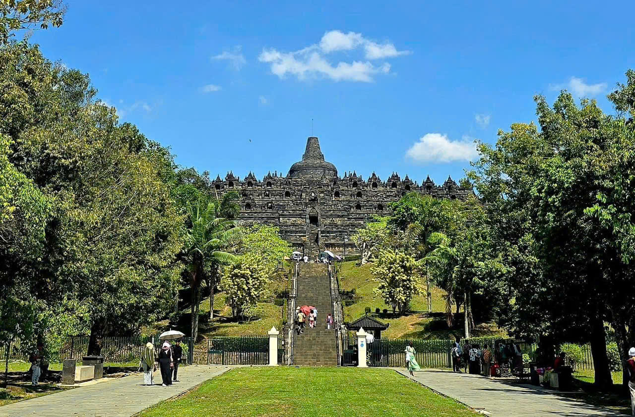 VIẾNG THĂM DI TÍCH BẢO THÁP PHẬT GIÁO ĐẠI THỪA BA LA PHÙ ĐỀ ĐỀN BÔ RÔ BU ĐUA JAVA INDONESIA KIẾN TRÚC GIÁC NGỘ TINH XẢO TOUR 5N4Đ TỪ HÀ NỘI TP HCM THĂM ĐỀN CỔ BOROBUDUR- ĐỀN PAWON & MENDUT- NÚI LỬA MERAPI